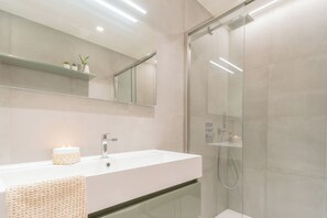 Apartment (1 Bedroom) | Bathroom | Shower, bidet, towels - Skyline Lake Apartment (Como)
