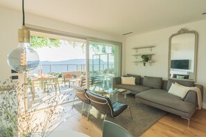 Apartment (1 Bedroom) | Ruang tamu | 32 inci televisyen dengan kabel 