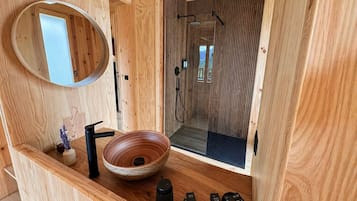 Een douche, een bubbelbad, een haardroger, handdoeken