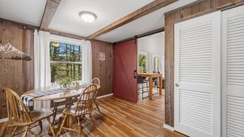 House, 3 Bedrooms | Tempat makan