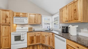 House, 3 Bedrooms | Dapur peribadi | Peti sejuk, ketuhar, pembancuh kopi/teh, pembakar roti