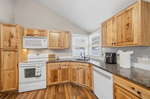 House, 3 Bedrooms | Private kitchen | Fridge, oven, coffee/tea maker, toaster