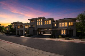 A row of modern two-story houses with large windows, a garage, and a well-maintained driveway. - Scottsdale Basecamp With Prime Golf Access 2 Bedroom Condo (Scottsdale)