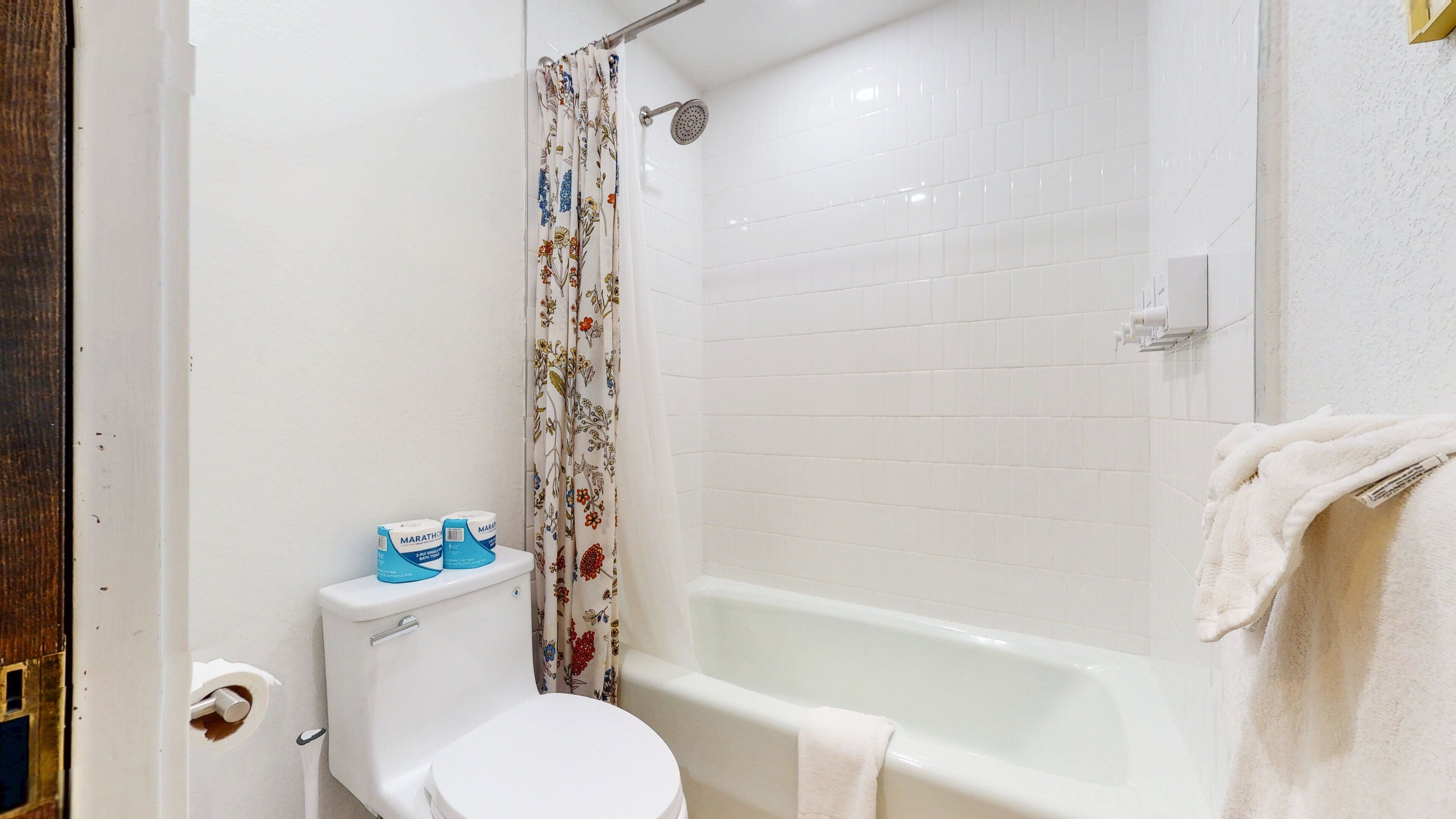Un baño con inodoro, ducha y bañera.
