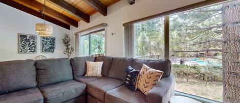 Condo, 4 chambres | Aire de séjour | Téléviseur connecté