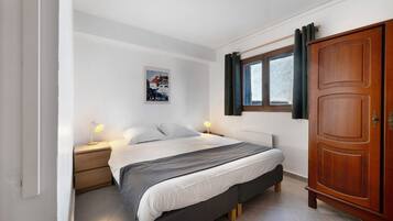 6 bedrooms, iron/ironing board, WiFi