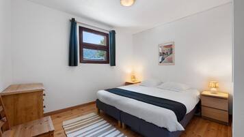 6 bedrooms, iron/ironing board, WiFi