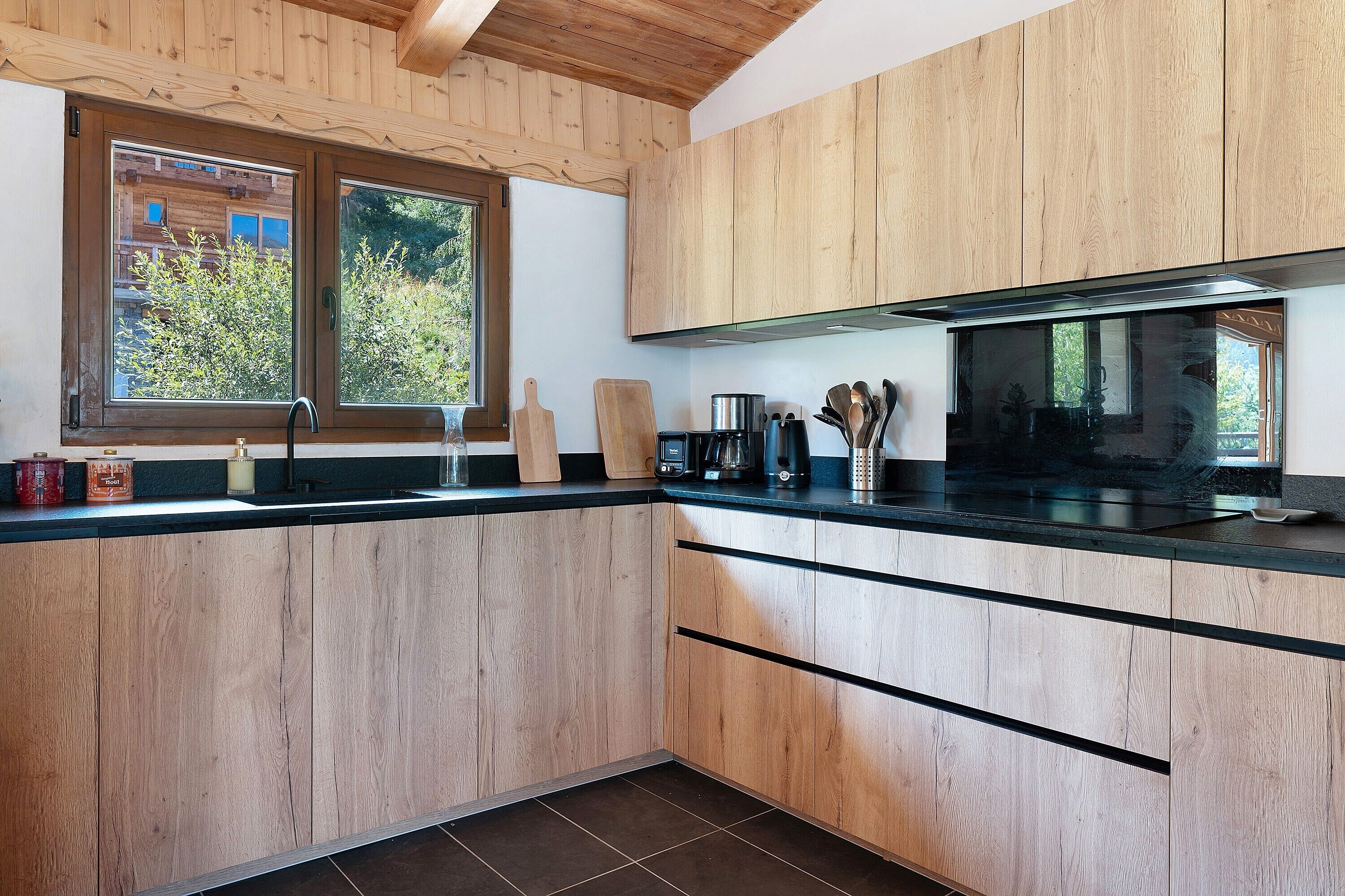 Coffee/tea maker, fridge, microwave, oven