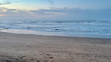 På stranden