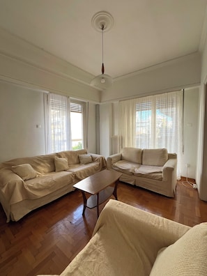 Ein Wohnzimmer mit zwei Sofas, einem Couchtisch und einem Deckenventilator.