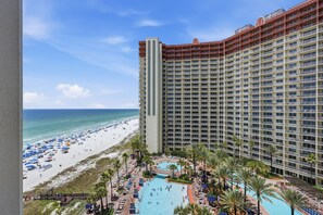 Ein Hochhaus-Hotel mit Poolanlage und Blick auf den Strand.