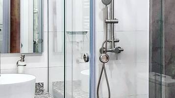 Studio Familial, coin cuisine | Salle de bain | Douche, articles de toilette gratuits, sèche-cheveux, chaussons