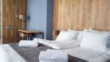 Suite – junior | Safe på rommet, skrivebord, blendingsgardiner og strykejern/-brett