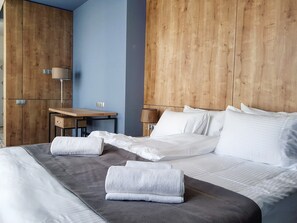 Suite júnior | Caixa forta a l'habitació, escriptori i cortines opaques 