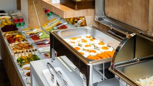 Un buffet amb diferents plats i utensilis.