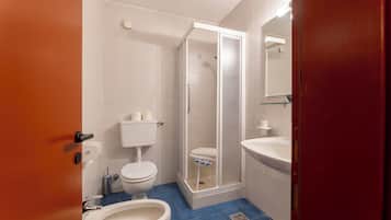 Classic Twin Room, Balcony, Mountain View | Bathroom | Shower, rainfall showerhead, free toiletries, bidet