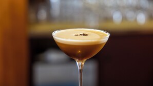 Bar (trong khuôn viên)