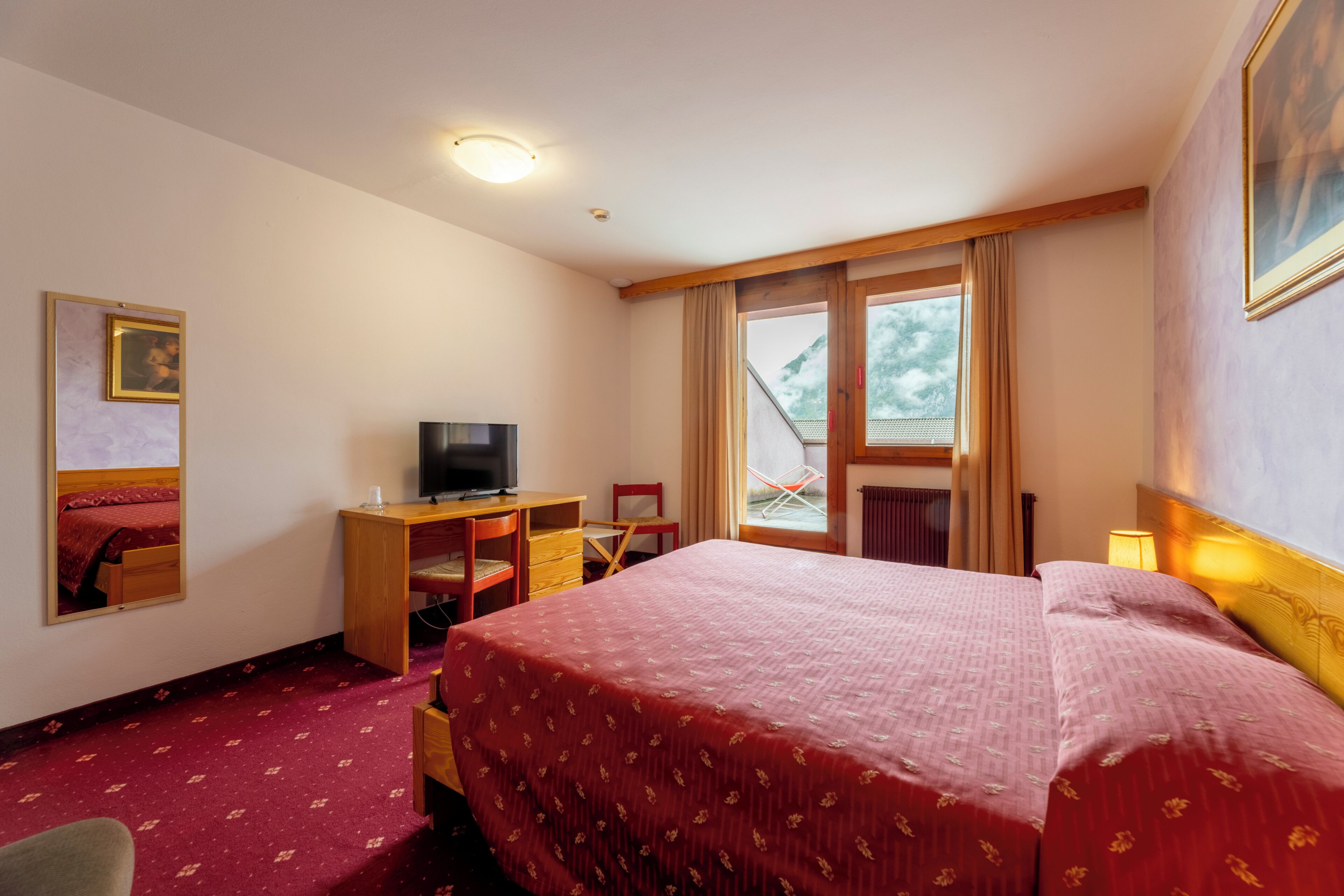 ห้องคลาสสิกทวิน, ระเบียง, วิวภูเขา | ตู้นิรภัยในห้องพัก, โต๊ะทำงาน, เตารีด/โต๊ะรีดผ้า, Wi-Fi ฟรี