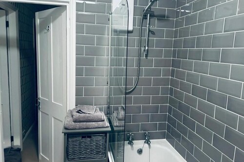 House - Central Stamford - Sleeps 4 - Parking