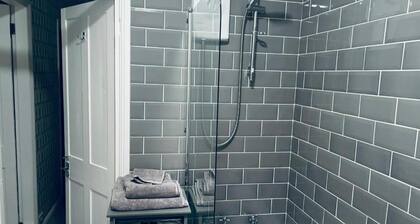 House - Central Stamford - Sleeps 4 - Parking