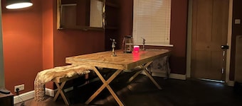 House - Central Stamford - Sleeps 4 - Parking