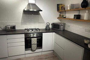 Kühlschrank, Mikrowelle, Ofen, Herdplatte