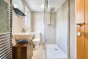 A modern bathroom with a shower, toilet, and sink. - Host Stay 2a Hamilton Road (Felixstowe)