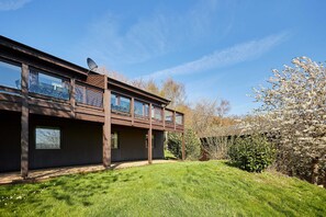 A modern two-story house with a balcony, a satellite dish, and a well-maintained lawn. - Host Stay Beech Lodge (Grantham)