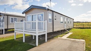 A mobile home with a porch, a satellite dish, and a clear sky. - Host Stay Tommy s Lodge (Morpeth)