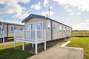 A mobile home with a porch, a satellite dish, and a clear sky. - Host Stay Tommy s Lodge (Morpeth)