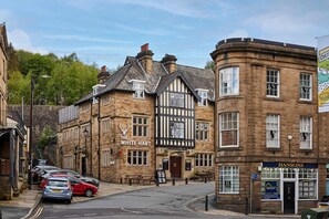 A traditional building with a pub named 'The White Hart' and a shop named 'Hansons.' - Host Stay Lower Cross Lee Cottage (Todmorden)