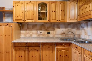 Fridge, microwave, oven, stovetop - Apartment 'Ornella' with Lake View, Private Garden and Wi-Fi (Molveno)