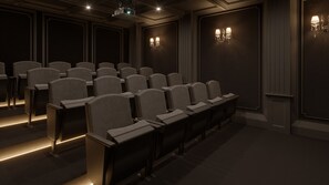 Un teatro con filas de asientos, un escenario y apliques en la pared.