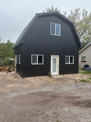 Cozy 1-bedroom house in adorable Honor with refreshing AC