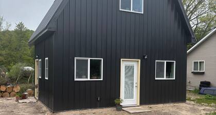 Cozy 1-bedroom house in adorable Honor with refreshing AC