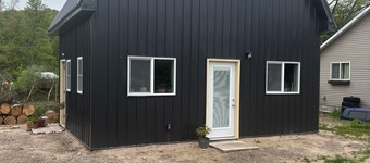 Cozy 1-bedroom house in adorable Honor with refreshing AC