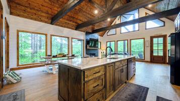 Cabin, Multiple Beds, Mountain View (Happy Heart Hideaway) | Private kitchen