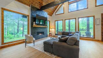 Cabin, Multiple Beds, Mountain View (Happy Heart Hideaway) | Living area