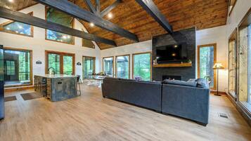 Cabin, Multiple Beds, Mountain View (Happy Heart Hideaway) | Living area
