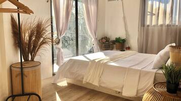 Tabla de planchar con plancha, wifi gratis y ropa de cama