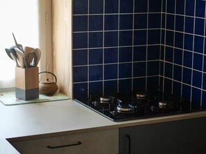 Een koelkast, een oven, een kookplaat, een koffiezetapparaat/waterkoker