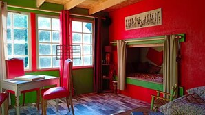 A room with a bunk bed, a desk, a chair, and a window with curtains. - Holiday Home “La Voyageuse” with Private Terrace, Garden & Wi-Fi (Gorses)