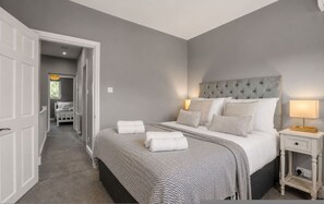 House | 2 bedrooms - Stylish 2BR Home With Full AC 1 Bathroom Sleeps 4 (London)