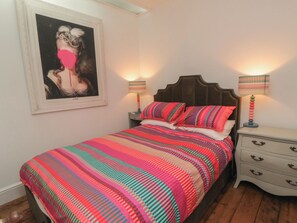 A bedroom with a bed, two bedside tables with lamps, a dresser, and a framed picture on the wall. - Hillsover (Saltburn-by-the-Sea)