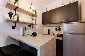Eine Küche mit Holzböden, einem Kühlschrank und einer Arbeitsplatte.
