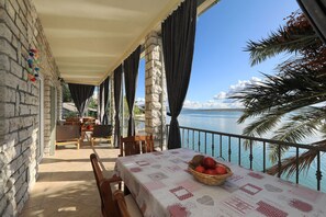 A balcony with a table, chairs, and a view of the sea. - Apartment Laura 2 by the Sea (Maslenica)