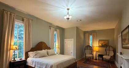 Cozy historic Natchez cottage close to downtown and the river