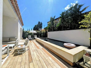 A wooden deck with lounge chairs and a small pool. - Casa Alpilles, Saint-Remy-de-Provence (Saint-Rémy-de-Provence)