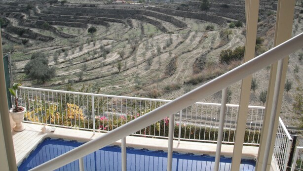 A pool with a view of terraced fields and mountains. - Serenity - pool, mountains and incredible views, near the Relleu footbridge. (Relleu)