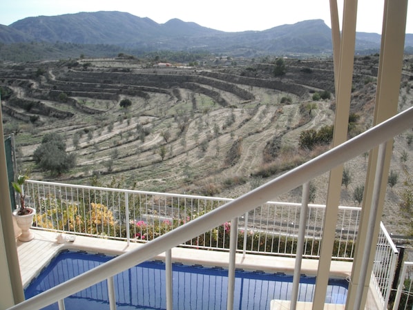 A pool with a view of terraced fields and mountains. - Serenity - pool, mountains and incredible views, near the Relleu footbridge. (Relleu)